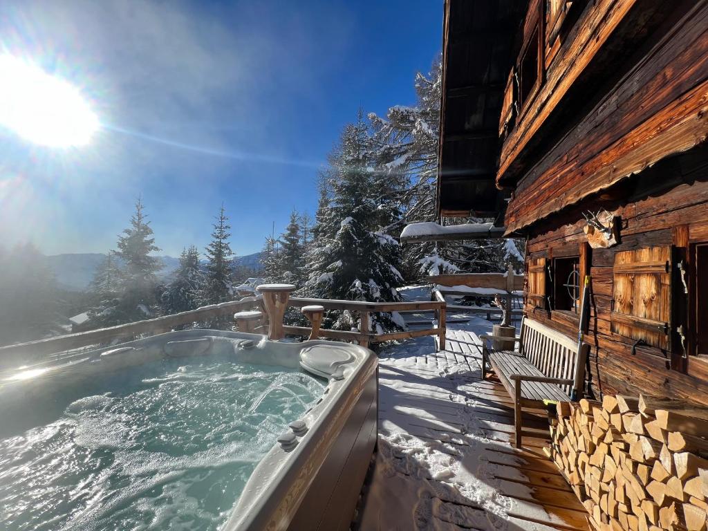 a jacuzzi tub on the balcony of a cabin at Almhütte Kärnten in Maltaberg