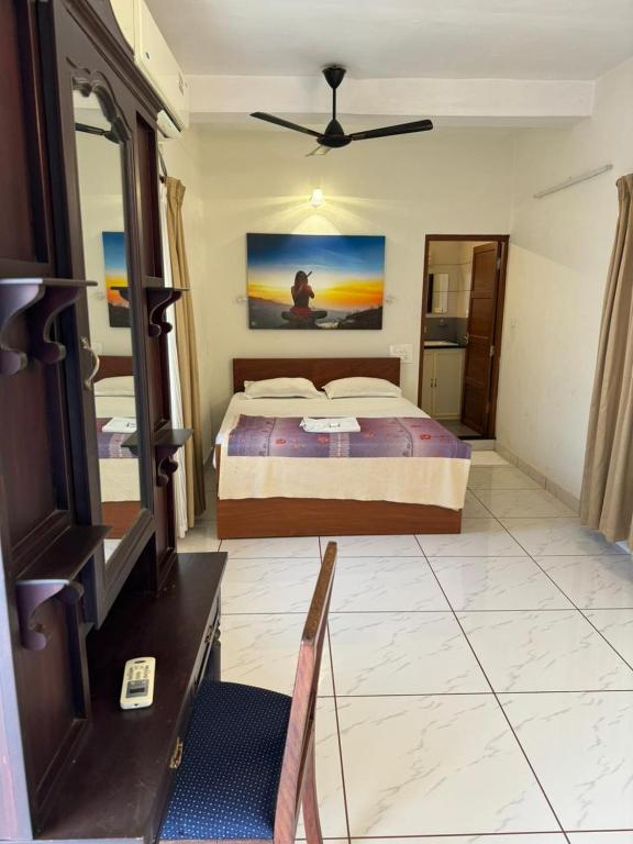 Postel nebo postele na pokoji v ubytování Aambal Residency