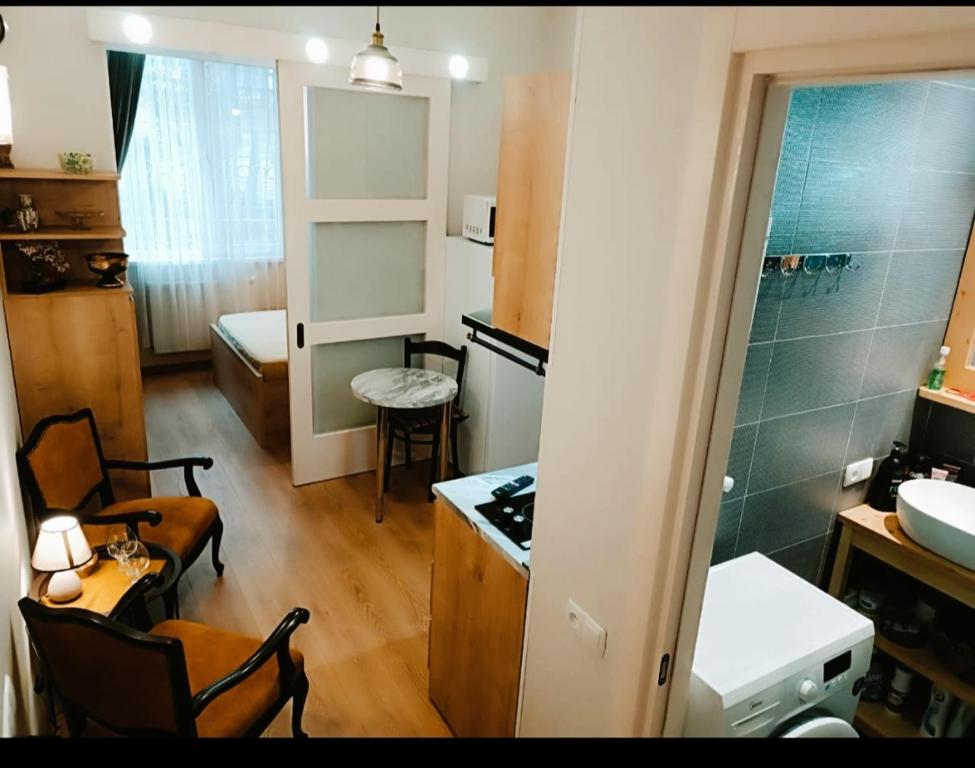 um pequeno quarto com uma cozinha e uma sala de estar em New apartment BARNABA close to Holiday Inn em Tbilisi