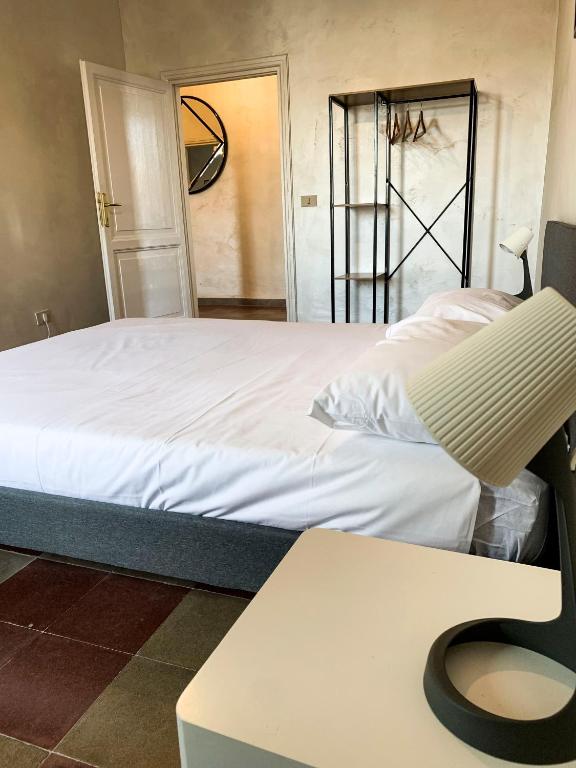 Letto o letti in una camera di Il Nido apartment Roma, Attico ostiense
