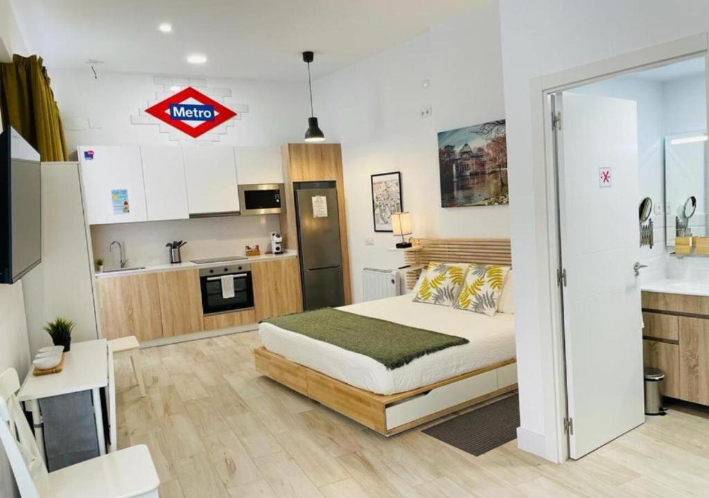 Cet appartement comprend une chambre avec un lit et une cuisine. dans l'établissement (J3) Apartamento céntrico en Madrid, à Madrid