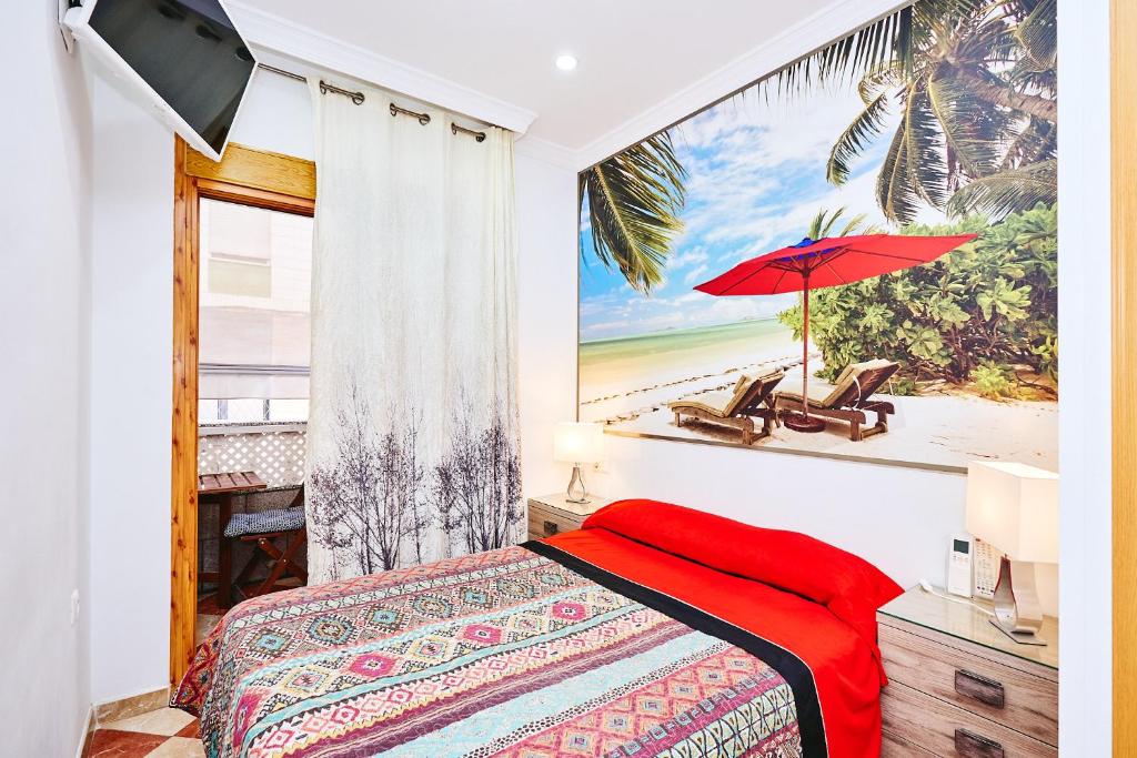 een slaapkamer met een bed en uitzicht op het strand bij Holidays Beach Torrox - 6 in Morche