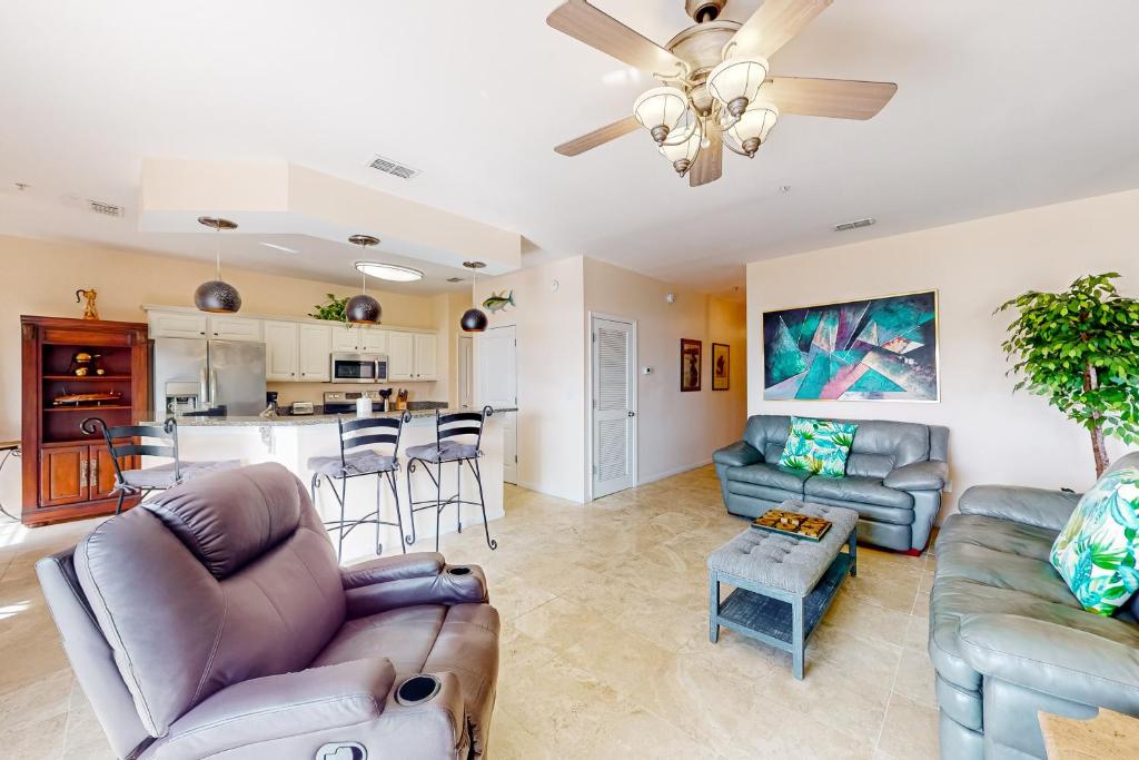 ein Wohnzimmer mit Sofas und eine Küche in der Unterkunft Barataria 204 in Destin
