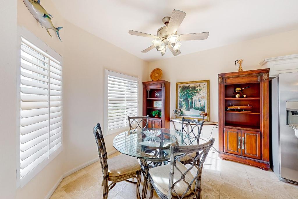 ein Esszimmer mit einem Glastisch und Stühlen in der Unterkunft Barataria 204 in Destin