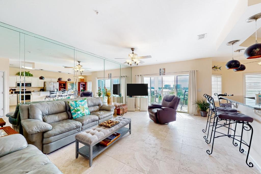 ein Wohnzimmer mit einer Couch und einem Tisch in der Unterkunft Barataria 204 in Destin