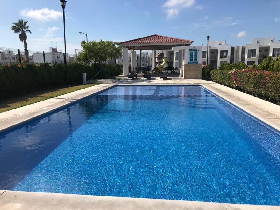 uma grande piscina azul com um gazebo em Departamento Los Héroes Veracruz em Veracruz