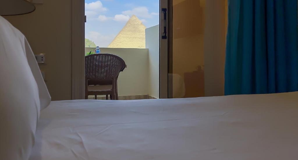 Postel nebo postele na pokoji v ubytování Pyramids Glory Inn