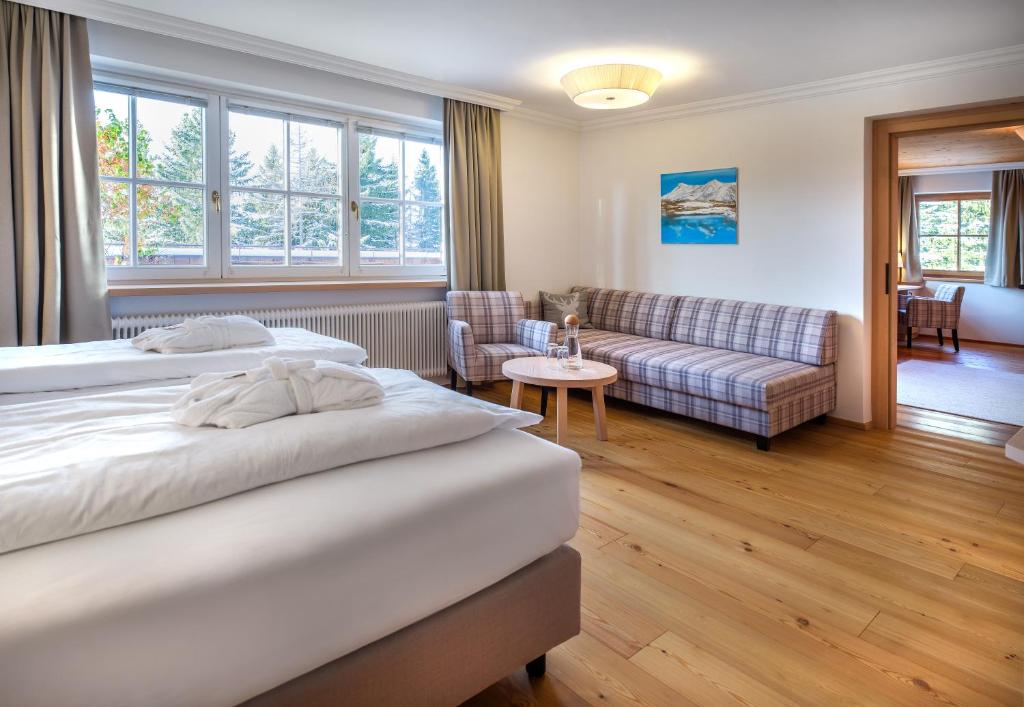 Postel nebo postele na pokoji v ubytování Hotel Häuserl im Wald