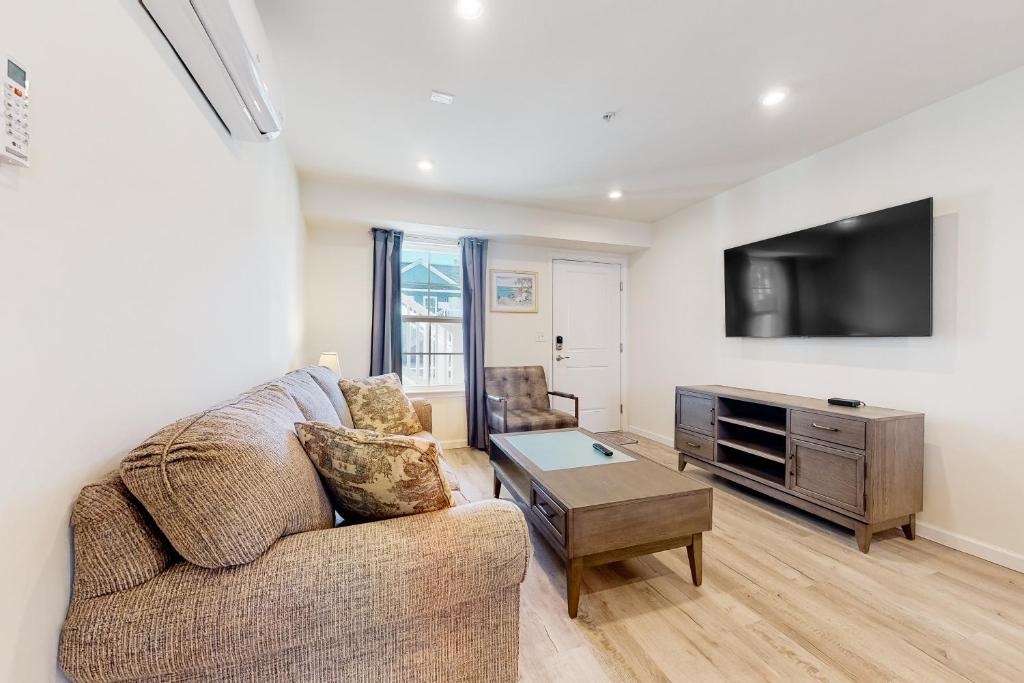Televisyen dan/atau pusat hiburan di 18 Rehoboth Beach House --- 20494 Coastal Highway, Unit #18