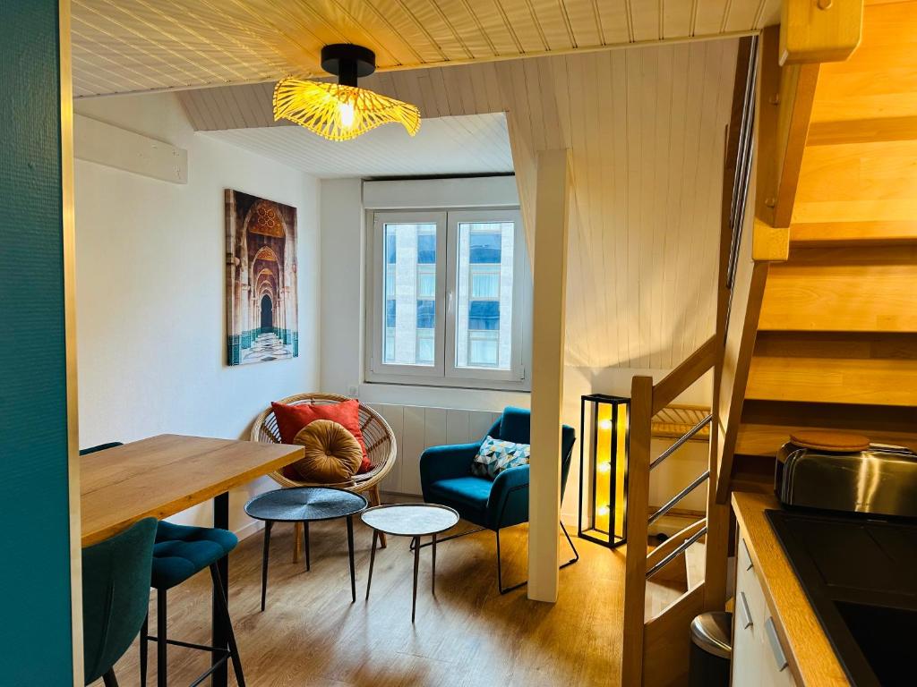 a room with a table and chairs and a dining room at Le Rennais - Gare & centre ville in Rennes