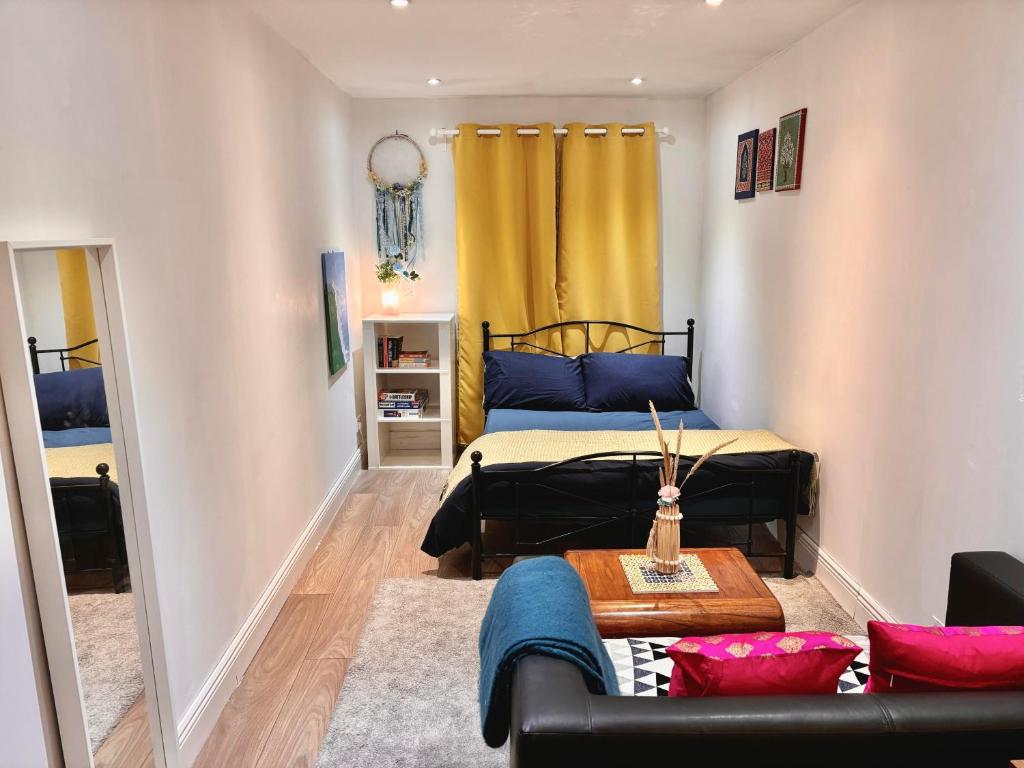 Liffey Valley Homestay في دبلن: غرفة معيشة مع سرير وأريكة