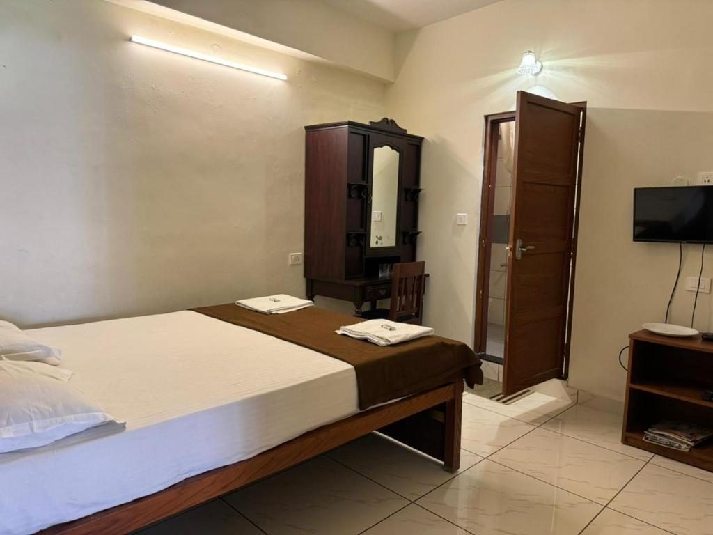 Postel nebo postele na pokoji v ubytování Aambal Residency