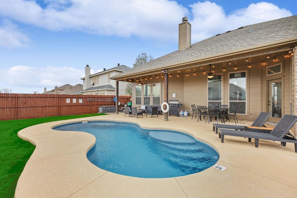 Πισίνα στο ή κοντά στο 5-Bed 2-Bath with Pool & Backyard Retreat