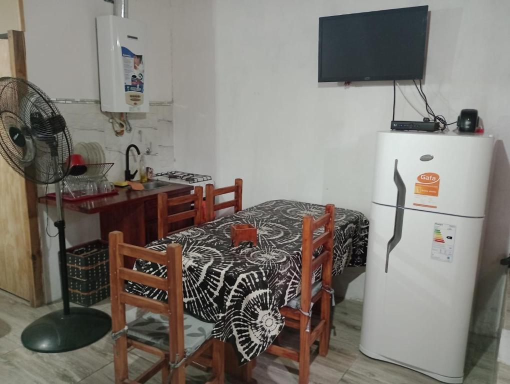 比亚莱特马西Cabañas Wasirumi的厨房里有一张桌子和一台白色冰箱