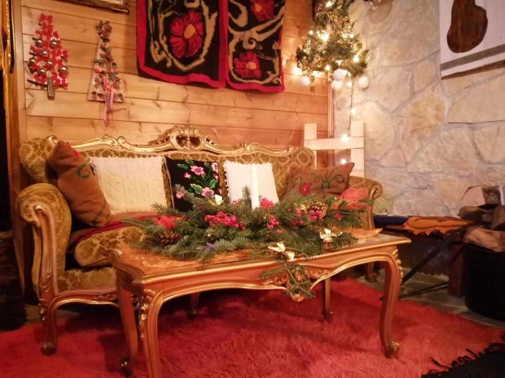 Sala de estar con mesa de centro y centro de Navidad en Sweet Home, en Neraidochori