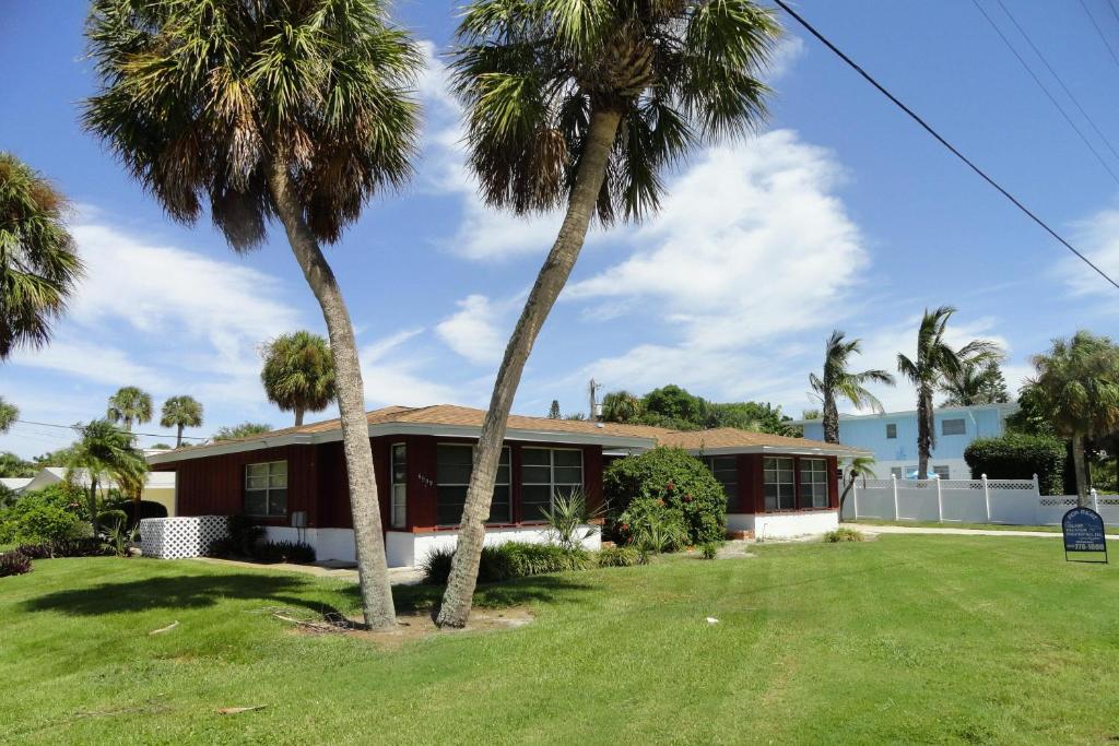 een huis met palmbomen ervoor bij Bollinger Duplex, A in Holmes Beach