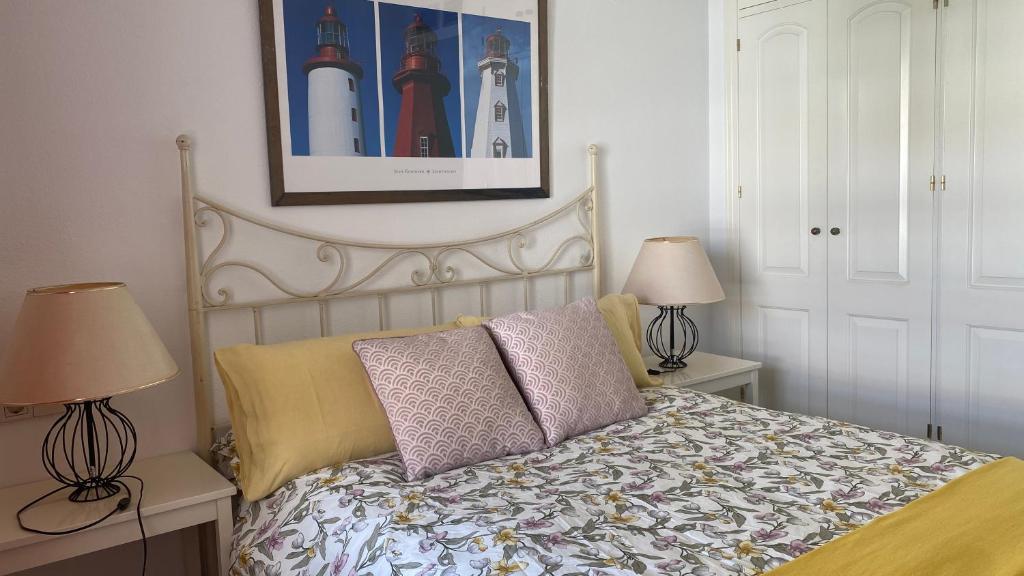 een slaapkamer met een bed met twee lampen erop bij Carihuela Plaza del Remo in Torremolinos