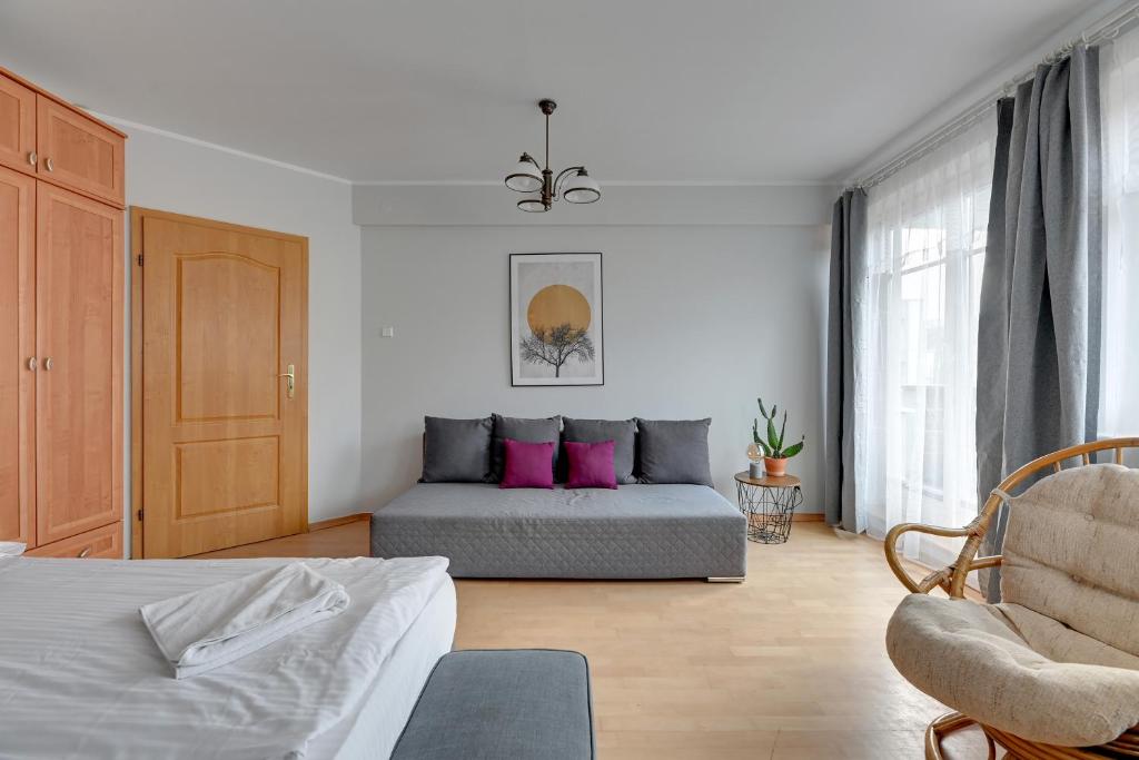 ソポトにあるWilla Halina by Grand Apartmentsのベッドルーム1室(ピンクの枕が付いたベッド1台付)