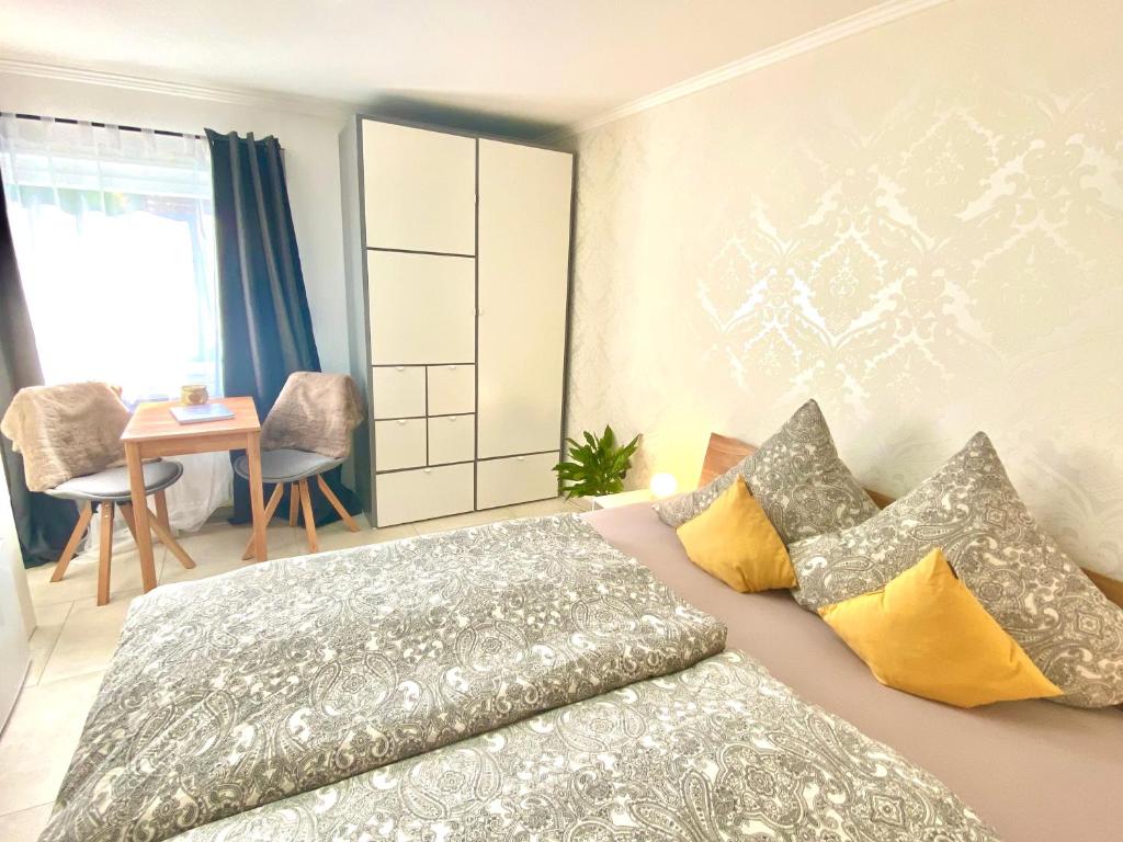 um quarto com uma cama grande e almofadas em Schwarzwaldliebe Ferienzimmer mit Bad em Gaggenau