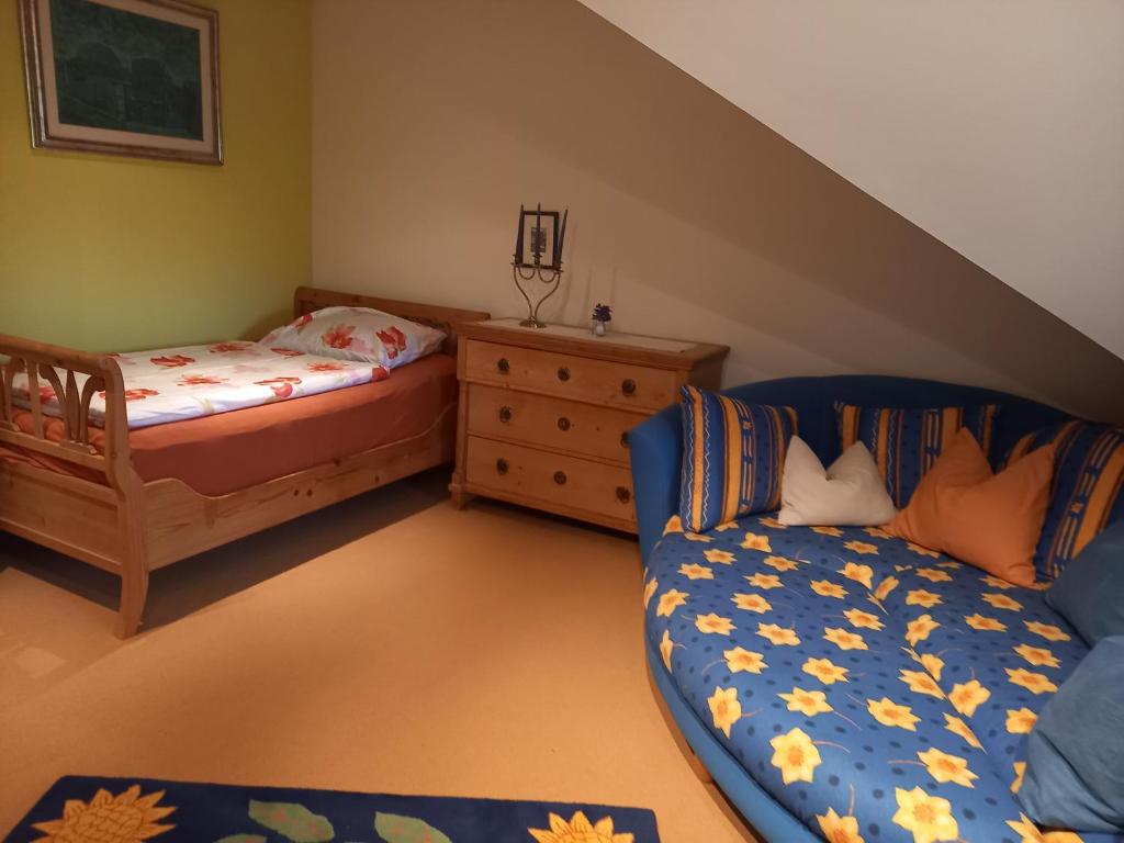 ein Schlafzimmer mit einem Bett und einem Sofa darin in der Unterkunft Ferienhaus am Mondsee in Mondsee