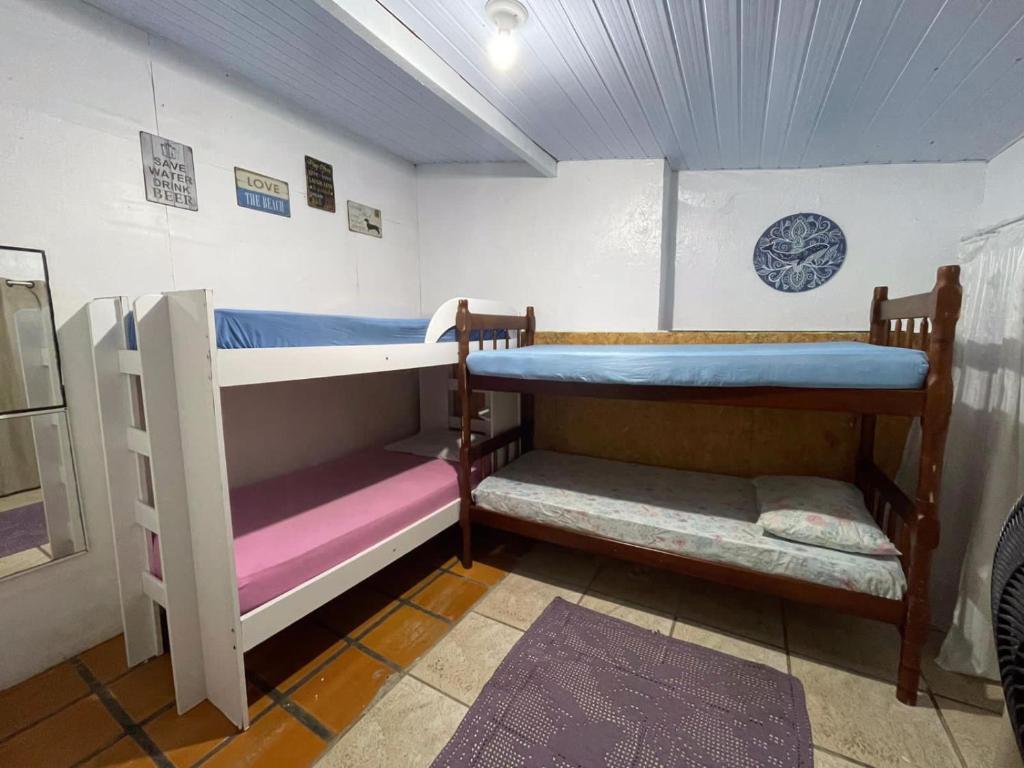 2 literas en una habitación pequeña con techo en Hostel Surf de Bem, en Florianópolis