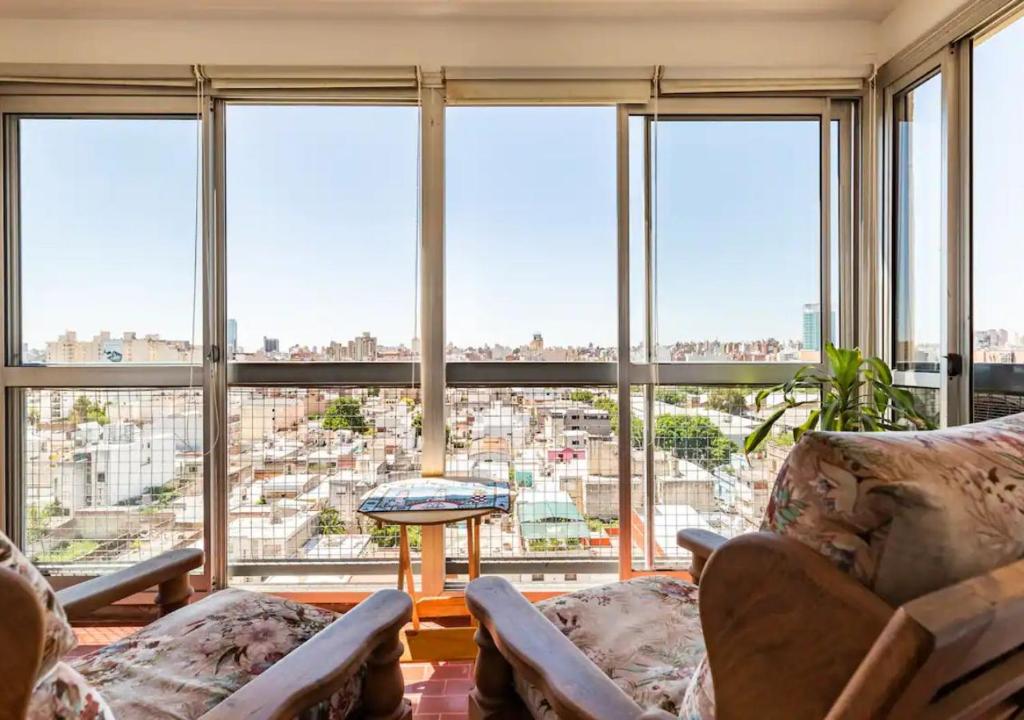 sala de estar con vistas a la ciudad en Departamento Céntrico en Ciudad de Córdoba en Córdoba