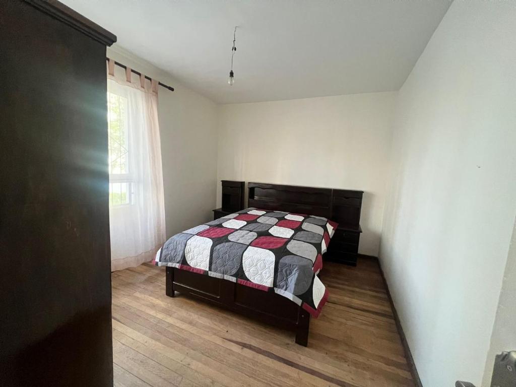 1 dormitorio con 1 cama en la esquina de una habitación en Casa Zapata en Cochabamba
