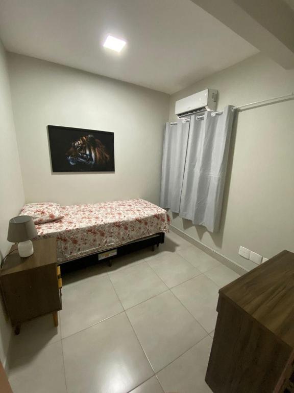 Ένα ή περισσότερα κρεβάτια σε δωμάτιο στο Até 5 Hóspedes, 2Qts, Wi-fi 700Gb, Cozinha Completa, Jr Catito