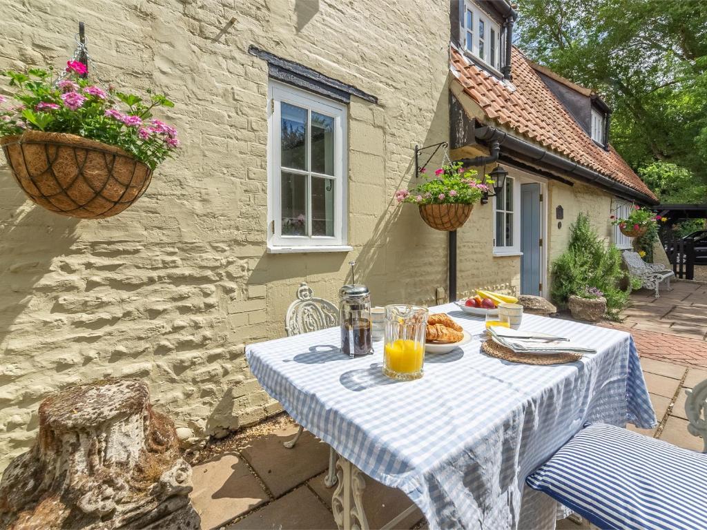 una mesa con comida y bebida en el patio en 2 bed in Little Walsingham KT160, en Little Walsingham