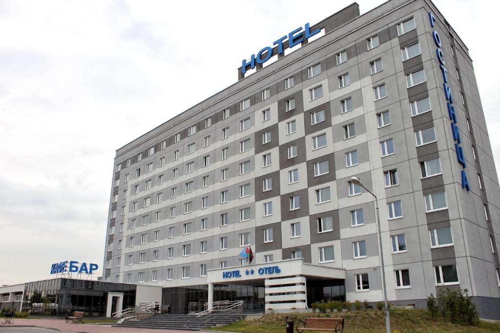 un edificio con un cartel en la parte delantera en East Time Hotel, en Minsk