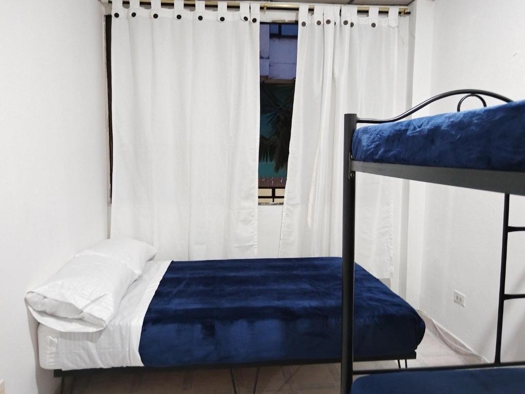 ein Schlafzimmer mit einem Etagenbett und einem Fenster in der Unterkunft Hermoso y cómodo apartamento.en Pereira in Pereira