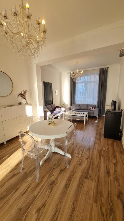 un grand salon avec une table et des chaises dans l'établissement Charmante maison familiale, à Cambrai