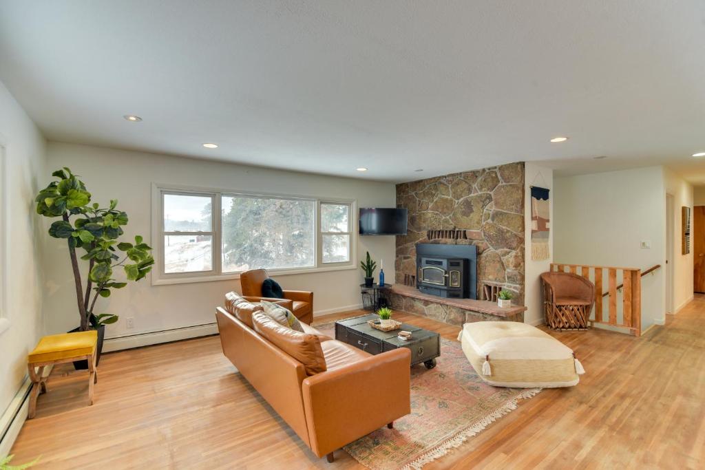 uma sala de estar com um sofá e uma lareira em Conifer Home with Deck, 6 Mi to Staunton State Park! em Conifer