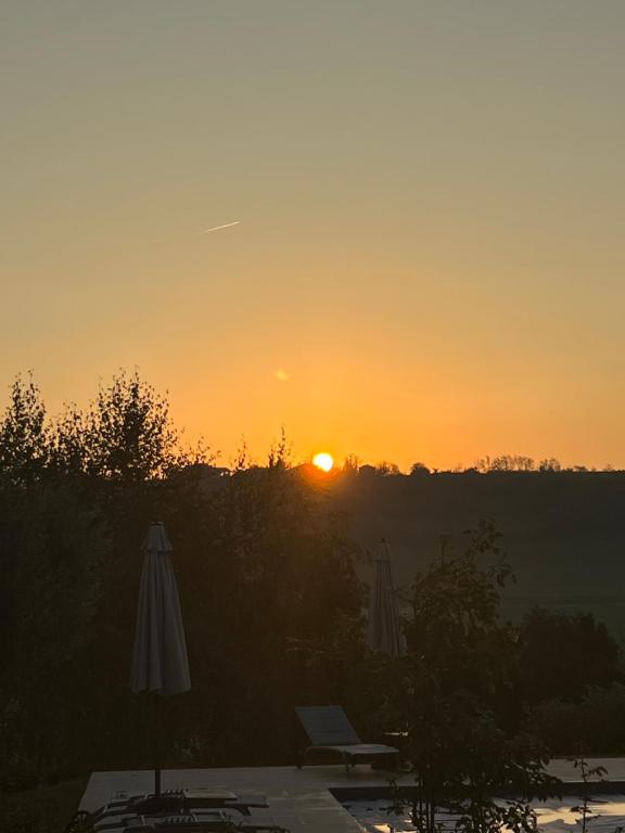 Východ nebo západ slunce při pohledu z bed and breakfast nebo okolí