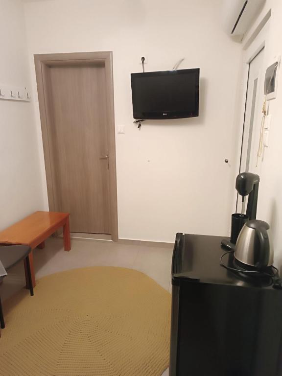 TV a/nebo společenská místnost v ubytování Giorgos studio Trikala