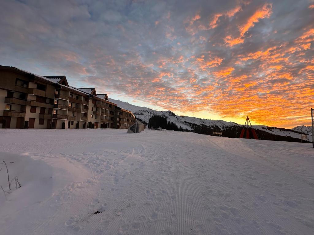 ein schneebedeckter Parkplatz vor einem Hotel in der Unterkunft Samoens 1600, Grand Massif in Samoëns