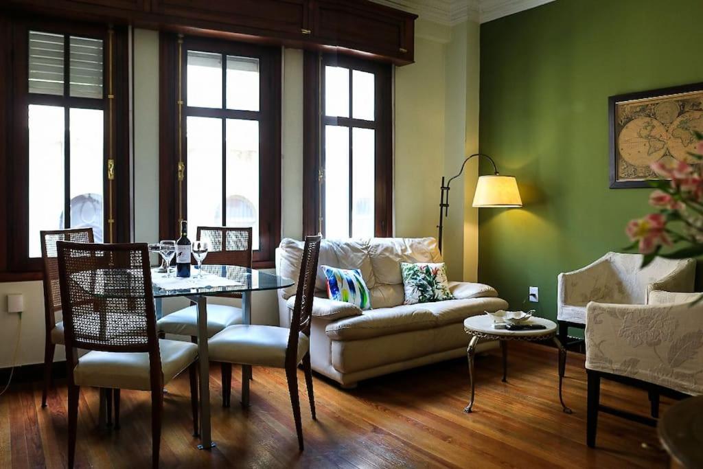 - un salon avec un canapé, une table et des chaises dans l'établissement Live Montevideo from the Old Town, à Montevideo