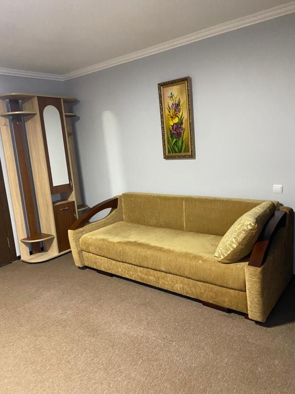 a living room with a couch in a room at Guest house Shulc in Mizhhirya