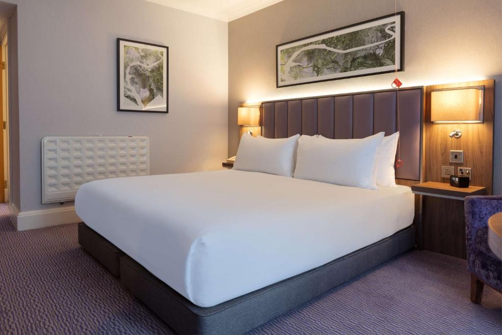 Postel nebo postele na pokoji v ubytování DoubleTree by Hilton Edinburgh Airport