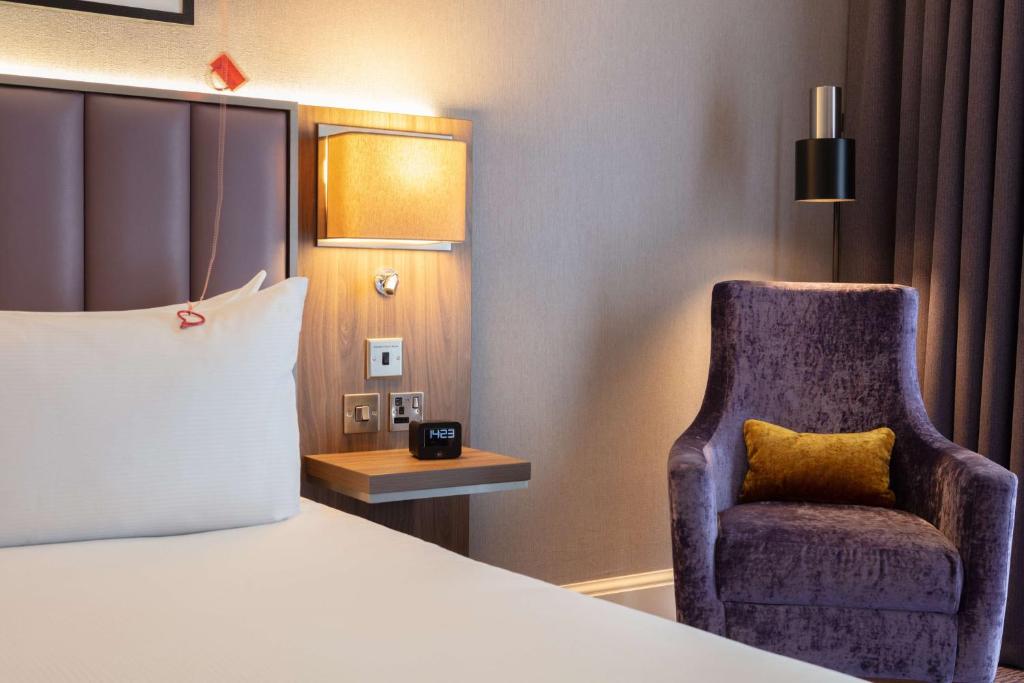 Postel nebo postele na pokoji v ubytování DoubleTree by Hilton Edinburgh Airport