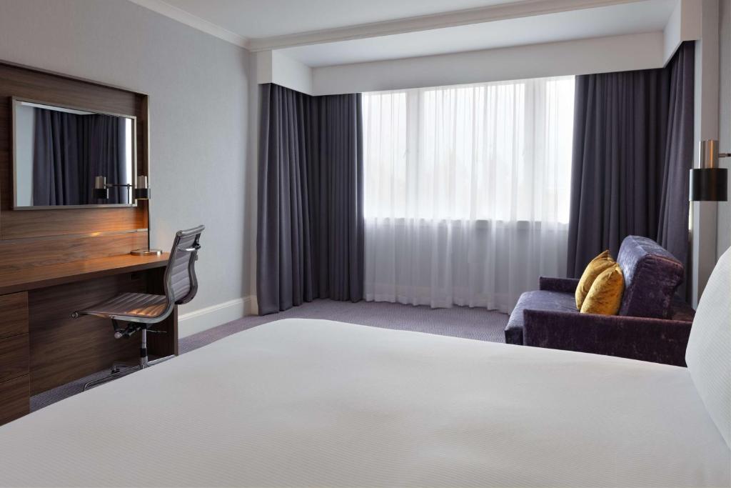 Postel nebo postele na pokoji v ubytování DoubleTree by Hilton Edinburgh Airport