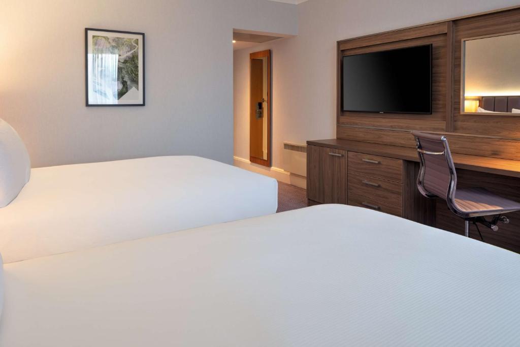Postel nebo postele na pokoji v ubytování DoubleTree by Hilton Edinburgh Airport