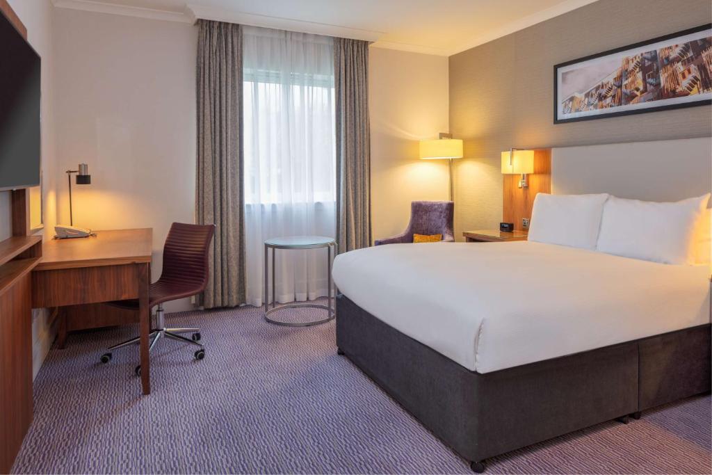 Postel nebo postele na pokoji v ubytování DoubleTree by Hilton Edinburgh Airport
