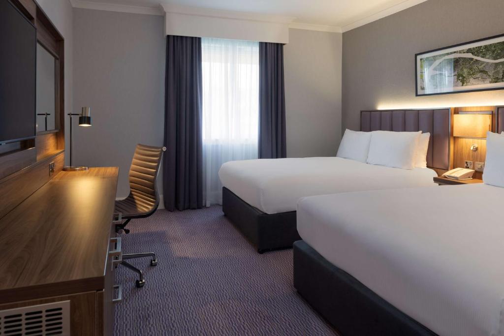 Postel nebo postele na pokoji v ubytování DoubleTree by Hilton Edinburgh Airport