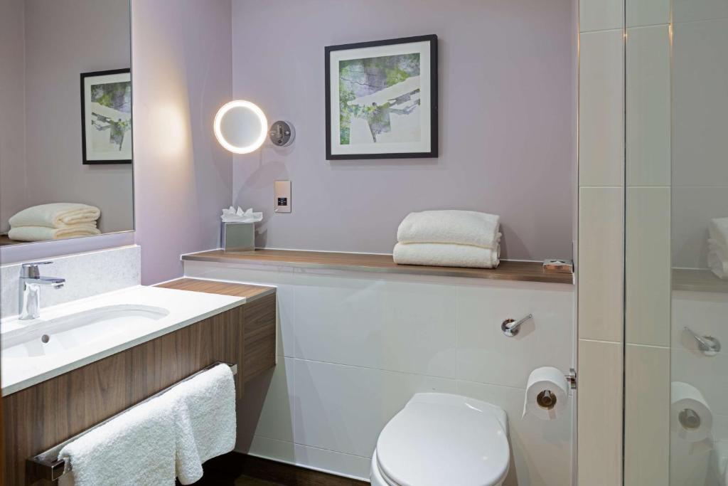 Koupelna v ubytování DoubleTree by Hilton Edinburgh Airport