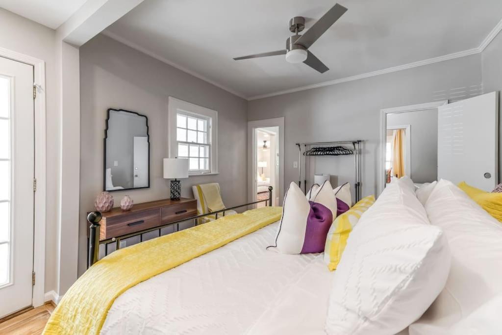 una camera da letto con un grande letto bianco con cuscini di Bright beauty with private creek a Burlington