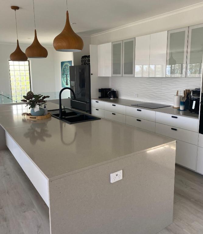 Kuchyň nebo kuchyňský kout v ubytování Beach House Yeppoon - ARay at Cooee Bay - Apt A