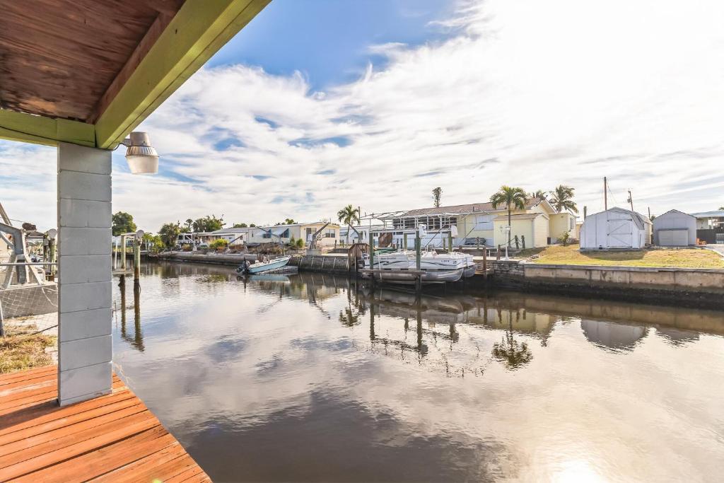 una casa con un molo con barche in un canale di Flamingo Bay Cottage cottage a Saint James City