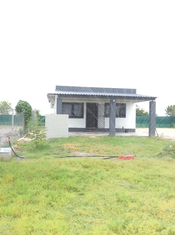 une maison en construction dans un champ d'herbe dans l'établissement F2 Farmhouse, à Omuthiya