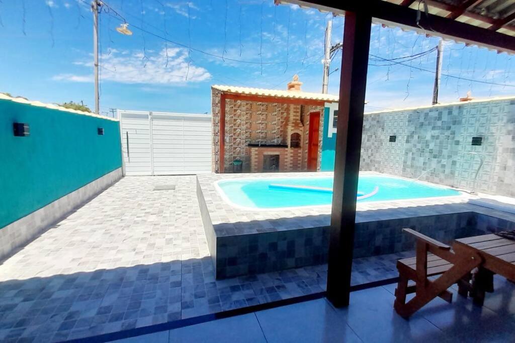 vista para uma piscina a partir do pátio de uma casa em Refúgio dos Lagos. em Cabo Frio